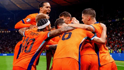 印尼归化球星罗梅尼首秀进球喜极而泣，克鲁伊维特目睹惊艳瞬间。